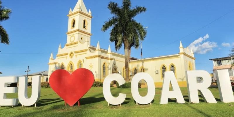 A 2ª Promotoria de Justiça de Coari emitiu uma recomendação ao prefeito do município, Adail Pinheiro (Republicanos), orientando a adoção de medidas para prevenir e erradicar a prática de nepotismo na administração pública municipal. A ação do Ministério Público do Estado do Amazonas (MPAM) se baseia na Súmula Vinculante nº 13 do Supremo Tribunal Federal (STF), que proíbe a nomeação de parentes de autoridades públicas para cargos comissionados, funções de confiança ou contratações temporárias.